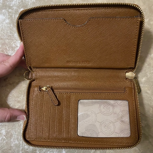 ⭐️100% Authentic Michael Kors Wallet ⭐️ - Picture 2 of 3